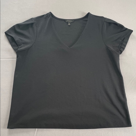 Banana Republic Tops - Banana Republic Short Sleeve V-Neck Tee